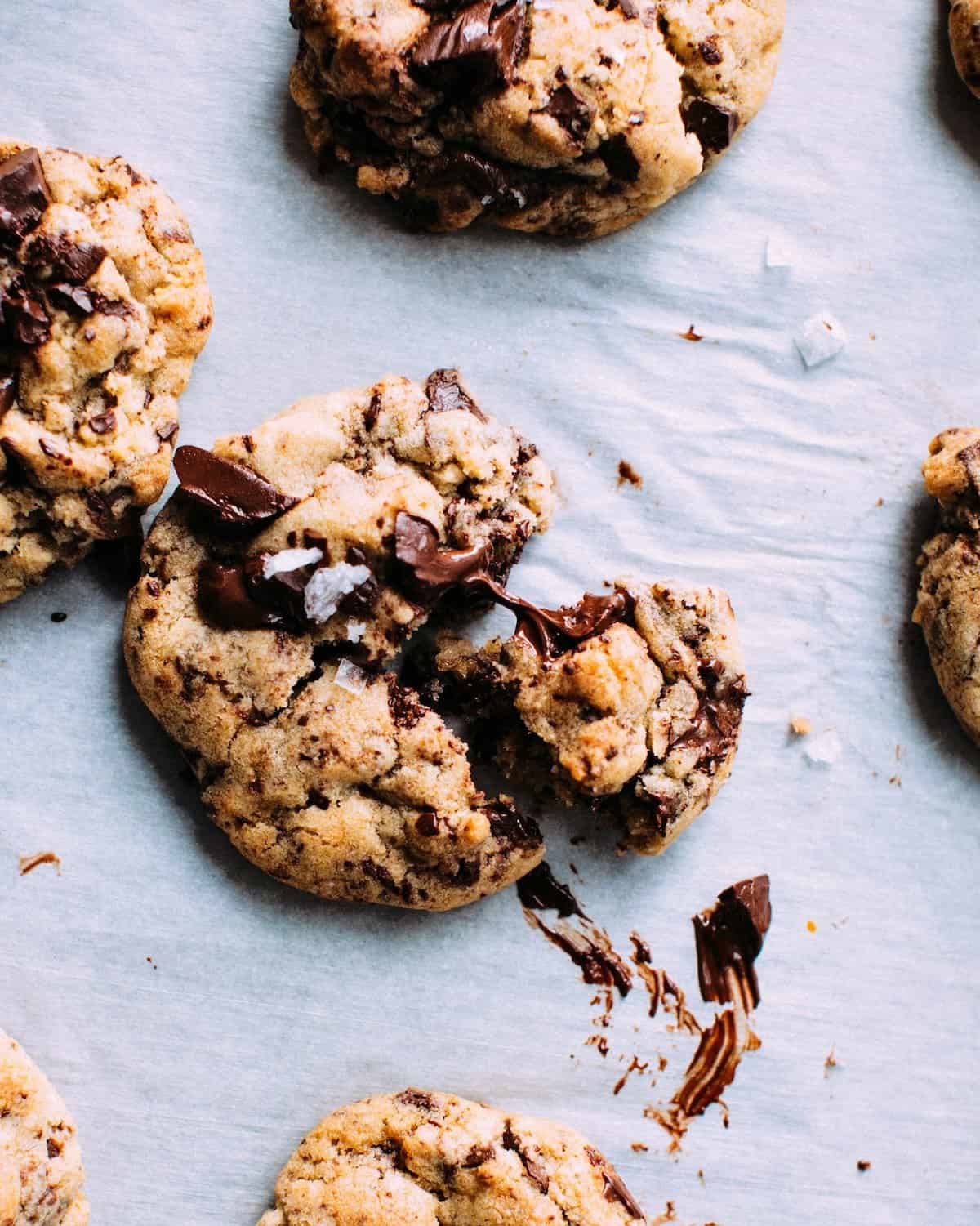 Chocolate Chip Cookies mit saftigen Schoko-Stückchen – Foto: Food Photographer Jennifer Pallian / Unsplash