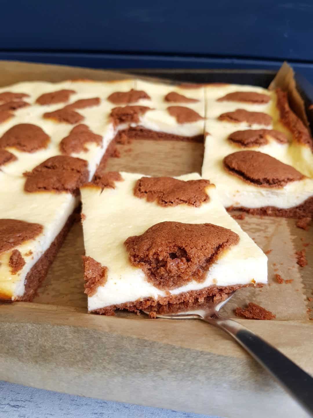 Käsekuchen vom Blech mit Schokoflecken – Rezept für den Thermomix®