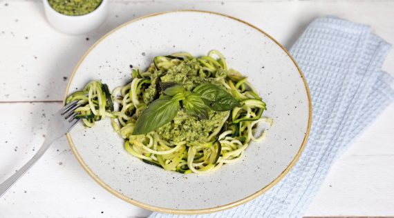 Zoodles mit Avocadopesto aus dem Thermomix® – Foto: Anna Gieseler & Kathrin Knoll