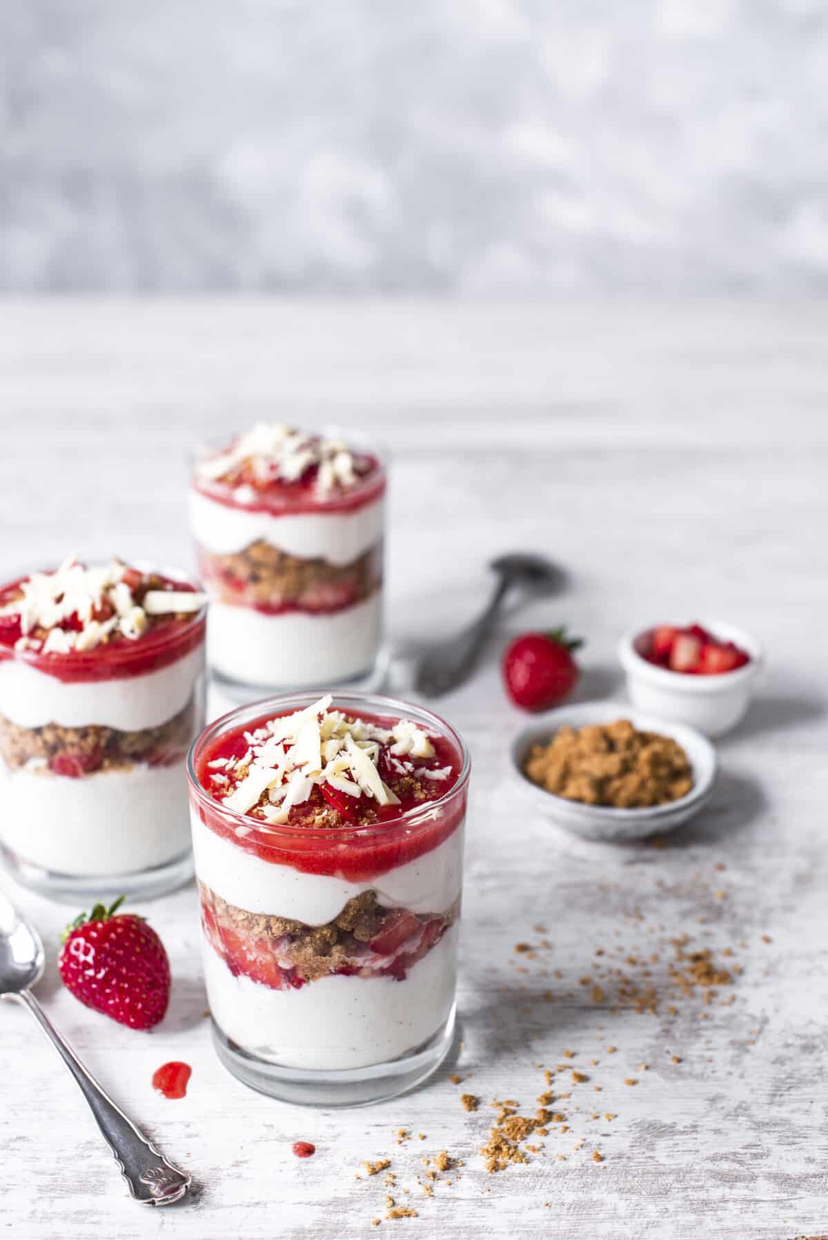 Quarkspeise mit Erdbeeren und Keksen – Rezept für den Thermomix®