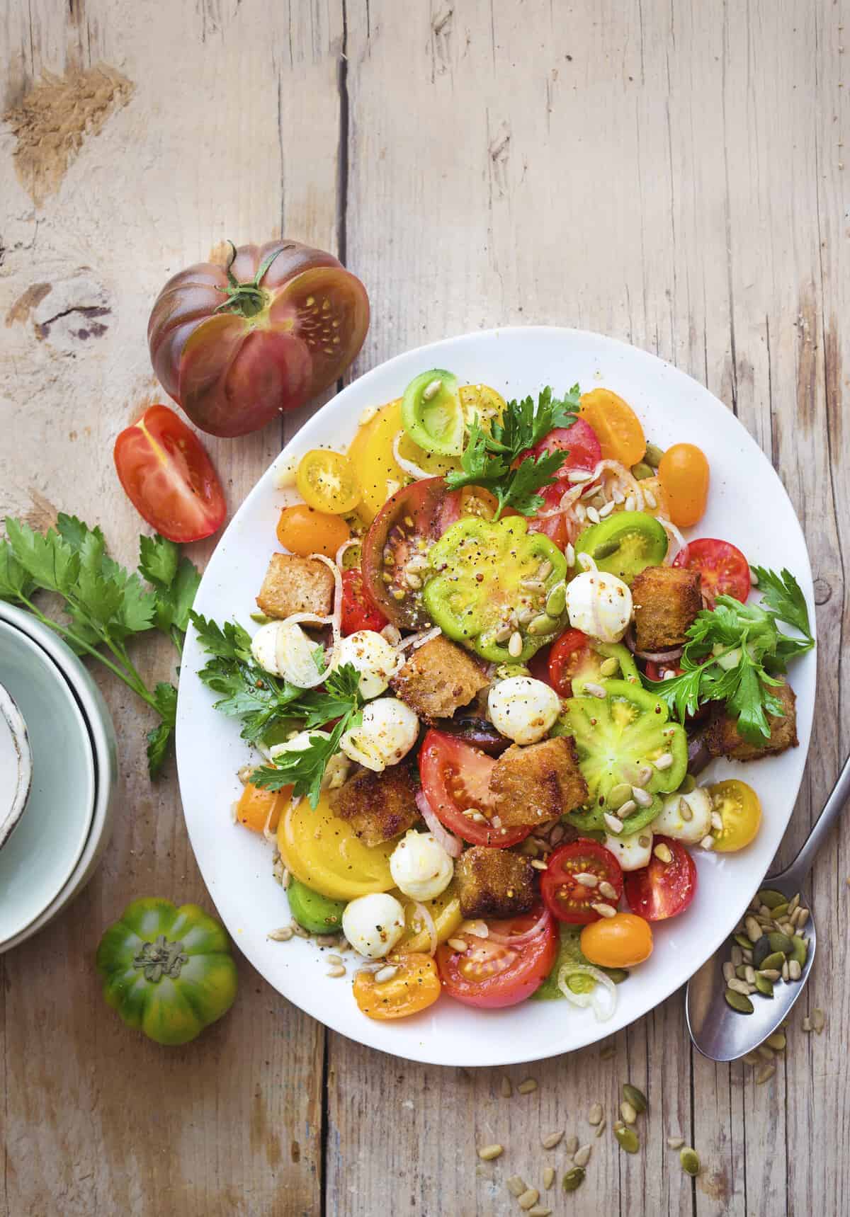 Tomatensalat mit knusprigen Brotwürfeln – Rezept für den Thermomix®