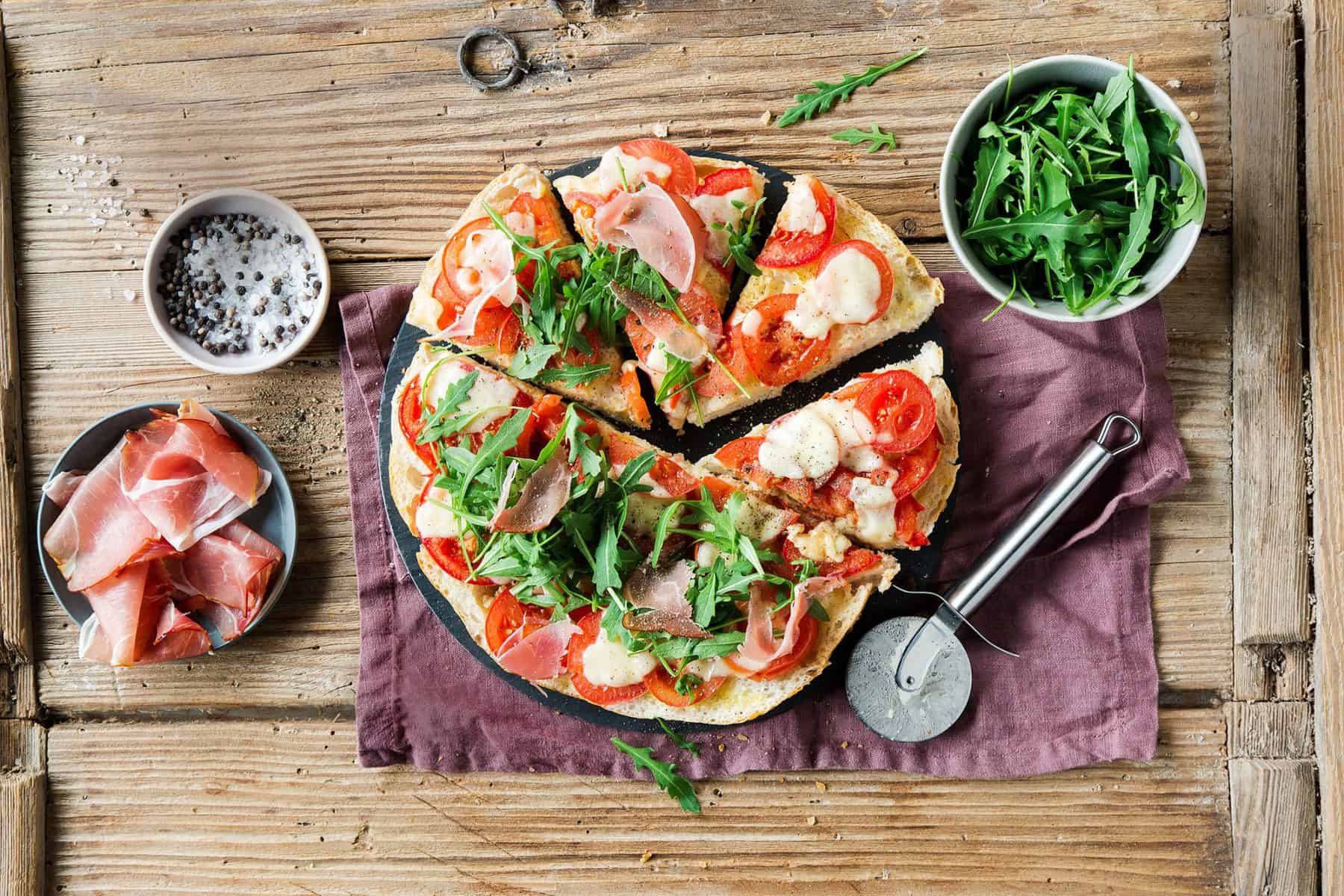 Fladenbrotpizza mit Rucola und Schinken