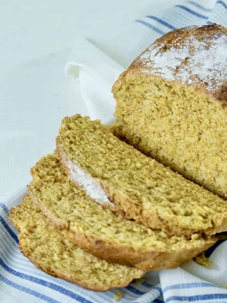 Kürbisbrot angeschnitten auf einem hellen Tuch. Gebacken mit dem Thermomix® – Foto: Désirée Peikert