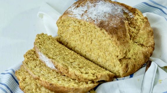 Ein Laib Kürbisbrot, angeschnitten auf einem hellem Tuch – Foto: Désirée Peikert