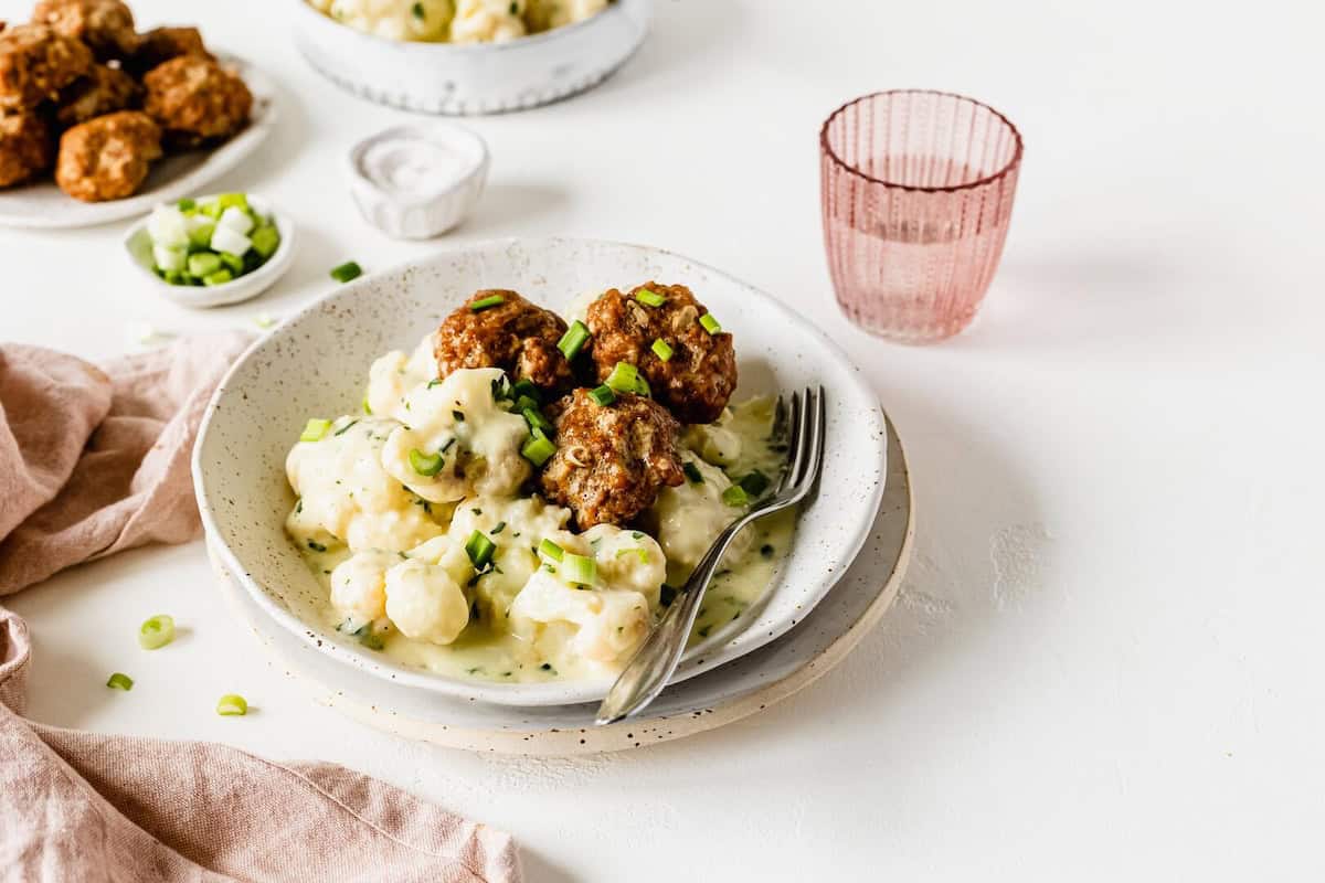 Frikadellen mit Rahm-Blumenkohl – Foto: Désirée Peikert