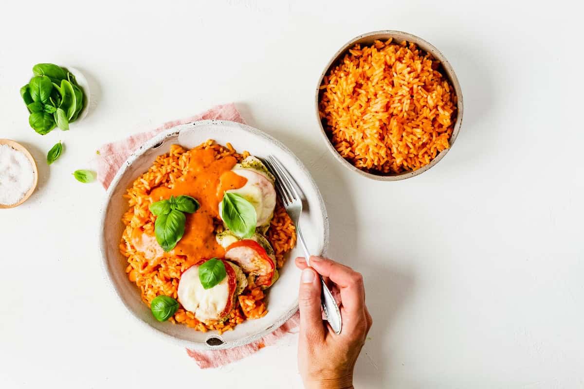 Tomate-Mozzarella-Hähnchen mit Reis – Foto: Désirée Peikert