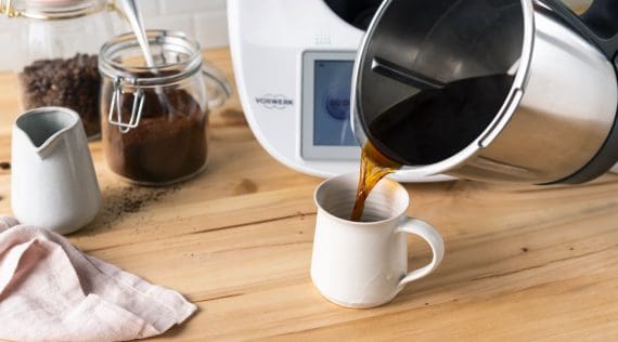 Jemand gießt Kaffee aus dem Mixtopf des Thermomix® in einen Becher – Foto: Anna Gieseler