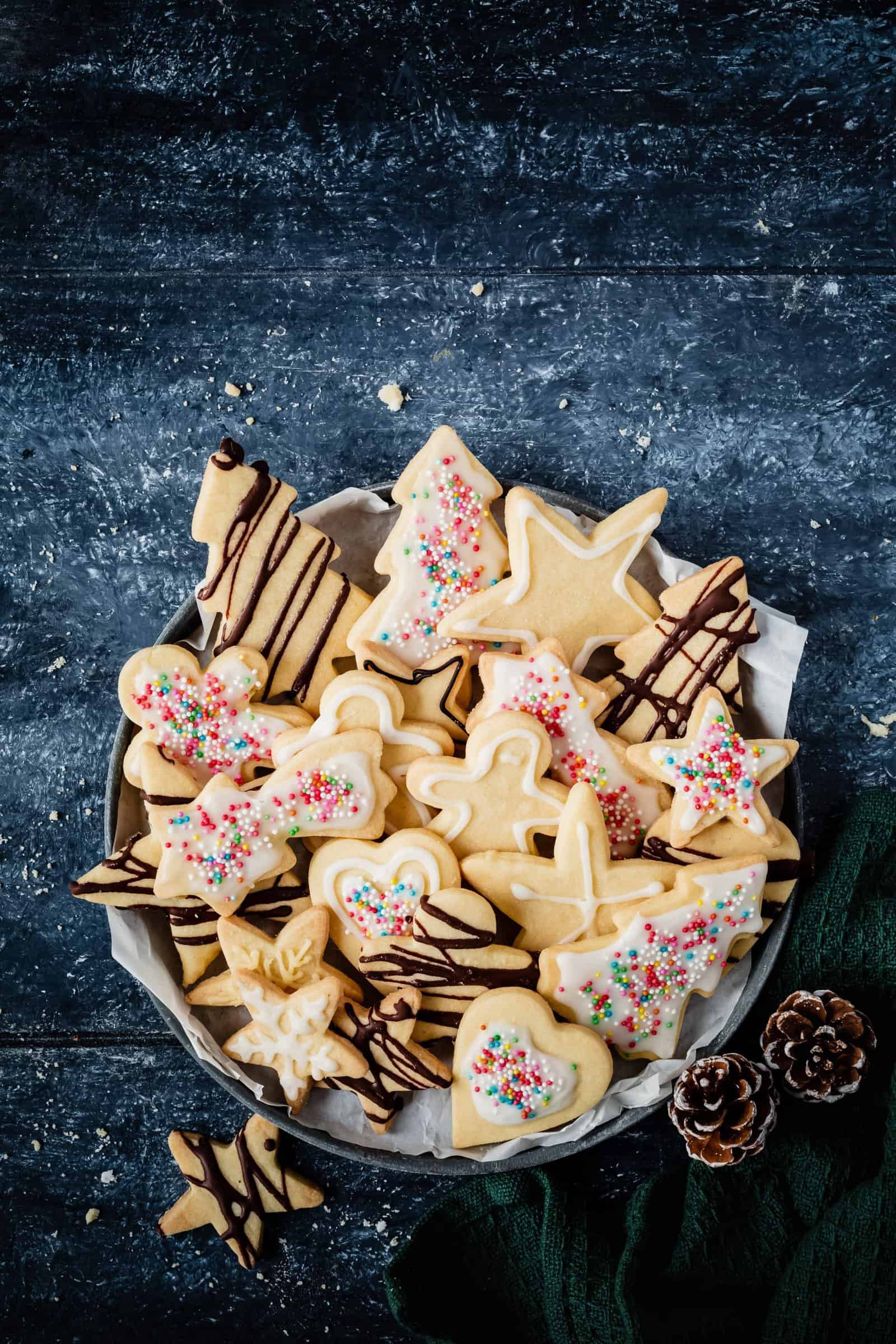 Vegane Ausstechplätzchen, mit Zuckerguss und Schokolade verziert, von oben fotografiert – Foto: Désirée Peikert