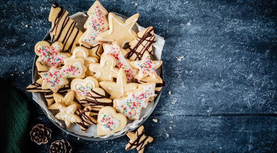 Vegane Ausstechplätzchen, mit Zuckerguss und Schokolade verziert, von oben fotografiert – Foto: Désirée Peikert